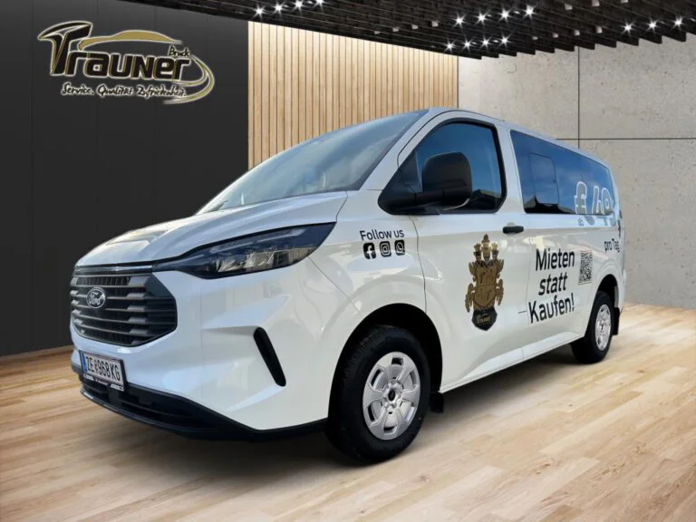 Weißer Ford Transit Custom 9-Sitzer vor Autohaus, Bruck, vorgestellt. Preis: € 54.990